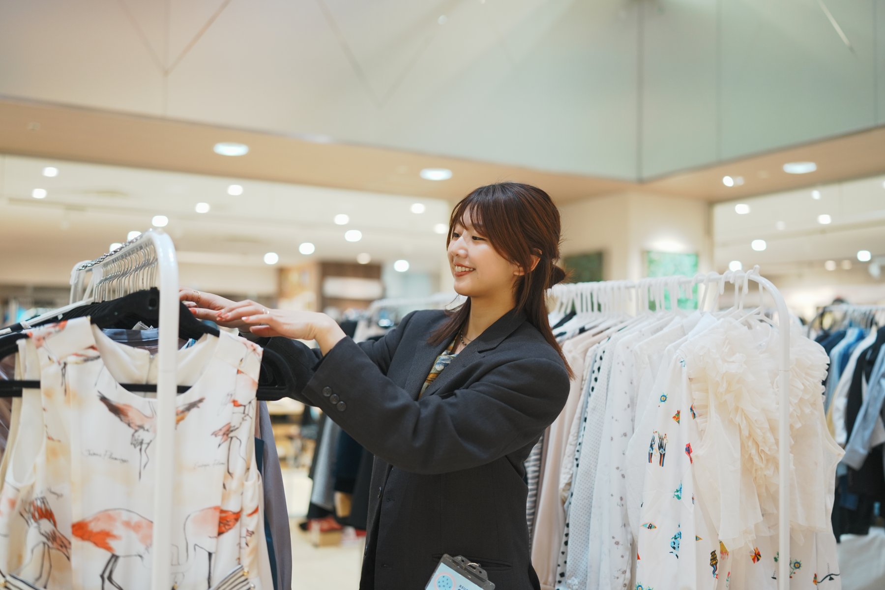 ラックに並ぶ洋服を選んでいる様子